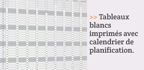 Tableaux blancs imprimés avec calendrier de planification.
